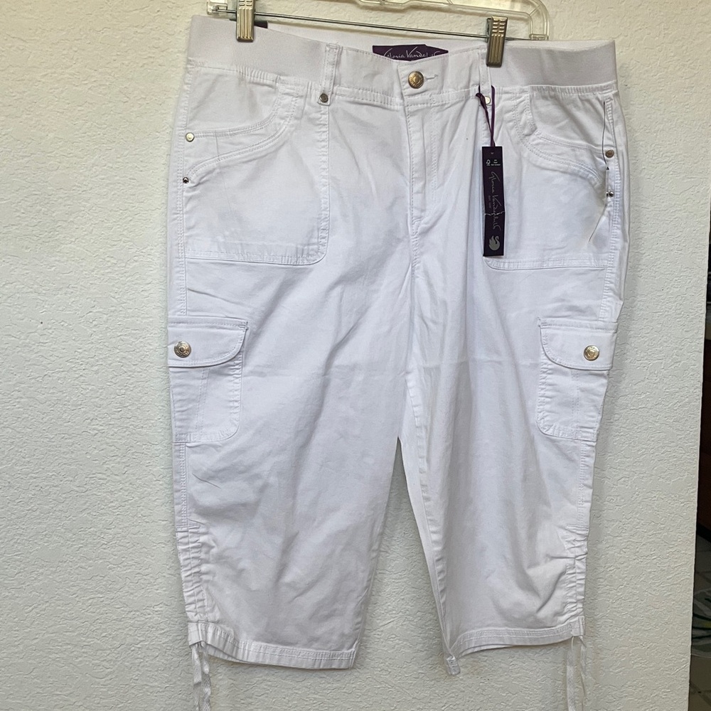 Gloria Vanderbilt White Cargo Capri Pants with Tag